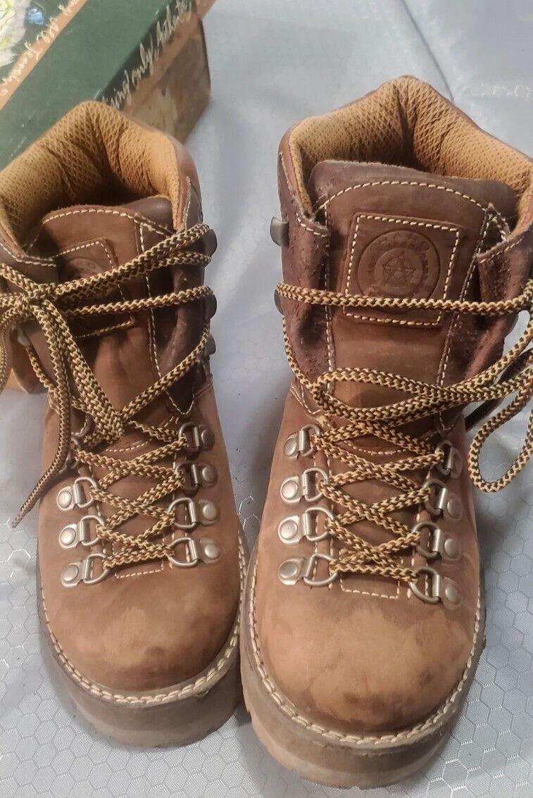 Brown leather Womens Everest Hiking Camping Boots _ worn Once Size 8.5 with Box
