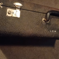 Antiker 50er Jahre schwarzer Vintage Koffer mit grünem Innenfutter, Verschlussverschlüssen und LGW