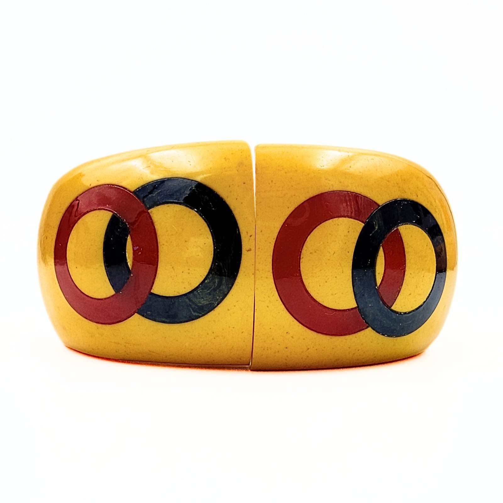 Charming Yellow Bakelite Interlocking Rings Clamp… - image 1