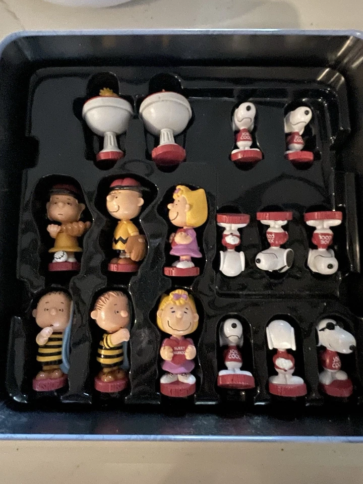 Juego de ajedrez Peanuts con Snoopy Charlie Brown y otros lata azul Foto 3 de 4