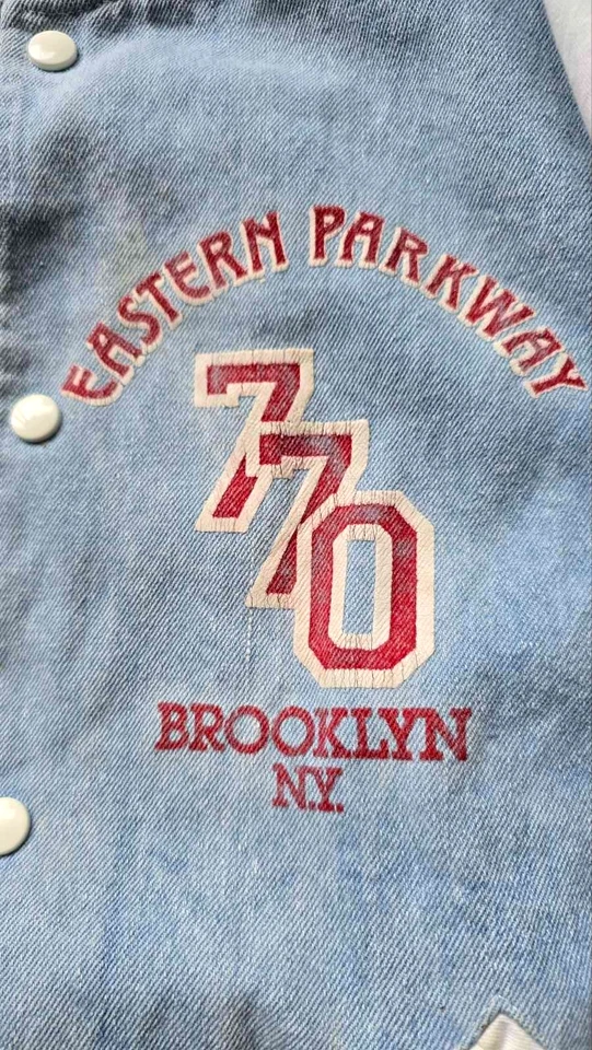 Jaqueta bombardeiro jeans rara vintage anos 80 "EASTERN PARKWAY 770 BROOKLYN N.Y." - Imagem 4 de 4