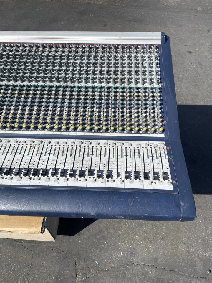 Consola Soundcraft MH2 48 canales - 48 mono 4 estéreo 10 auxiliares 8 grupos 4 matriz Foto 3 de 4