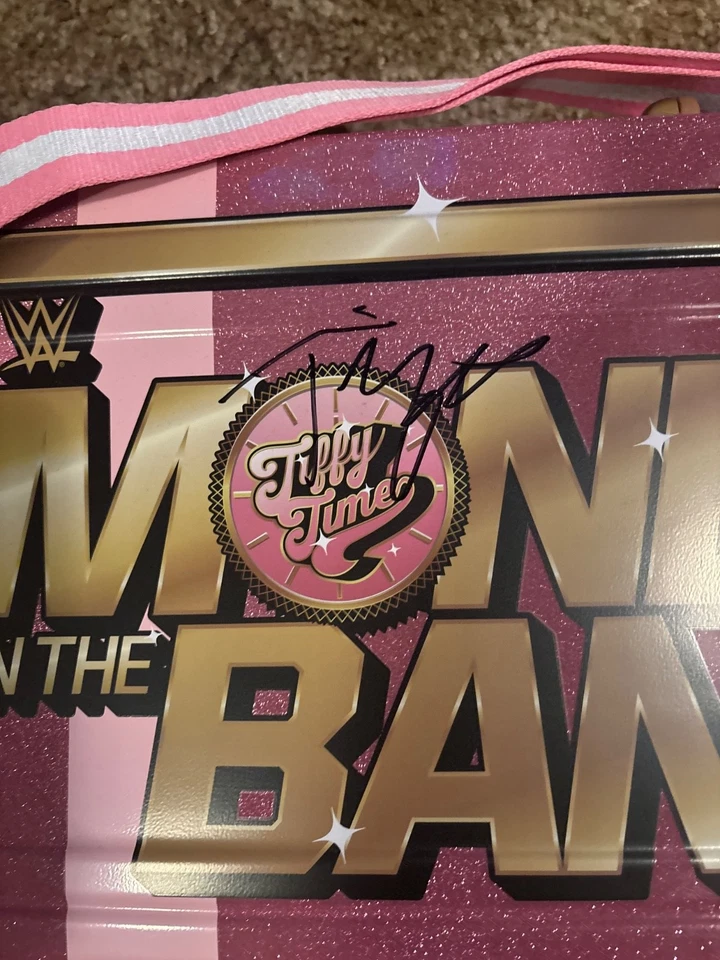 WWE Autografiado Tiffany Strattom Dinero en el Banco Maletín 2024 Foto 2 de 4