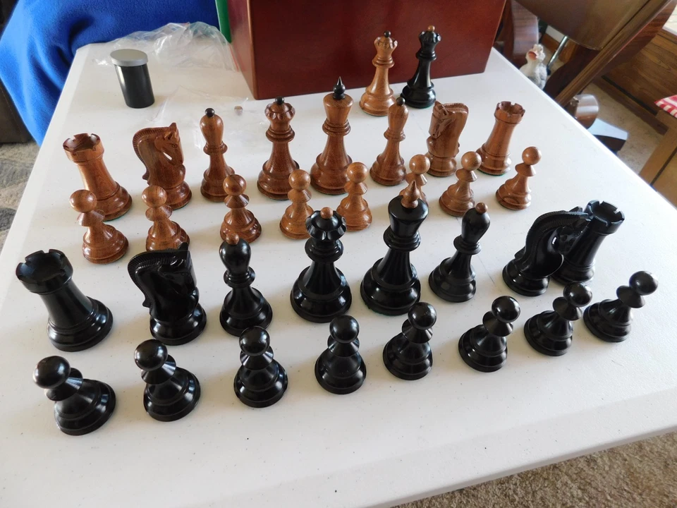 Piezas de ajedrez élite de Zagreb - Rey de 3,875" - Caja House of Staunton incluida Foto 2 de 4