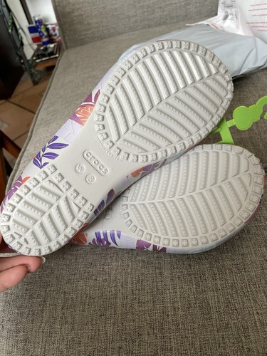 Sandali Crocs Kadee 11 iconici comfort tropicali floreali slip on con cinturino W8 nuovi con etichette - Foto 6 di 8