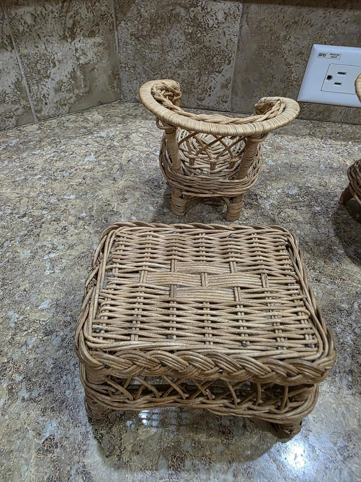 Juego de muebles miniatura de mimbre y ratán para muñeca 4 piezas sillas mesas 1:6 Barbie Boho Foto 4 de 4