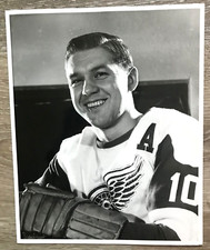 1969 Alex Delvecchio, Detroit Red Wings Hall of Famer, Vintage 1 Photo