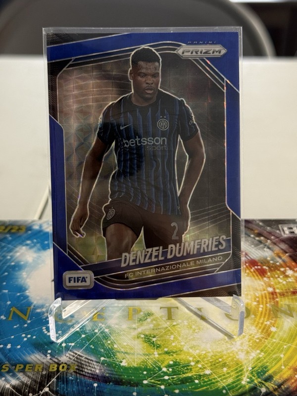 Denzel Dumfries 2025-26 Panini Prizm FIFA Blue FC Internazionale Milano #81 /209