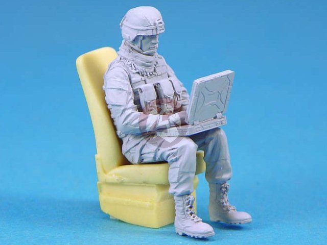 Legend 1/35 Modern US Army Vehicle Crew Soldier No.3 with Field Computer LF0128