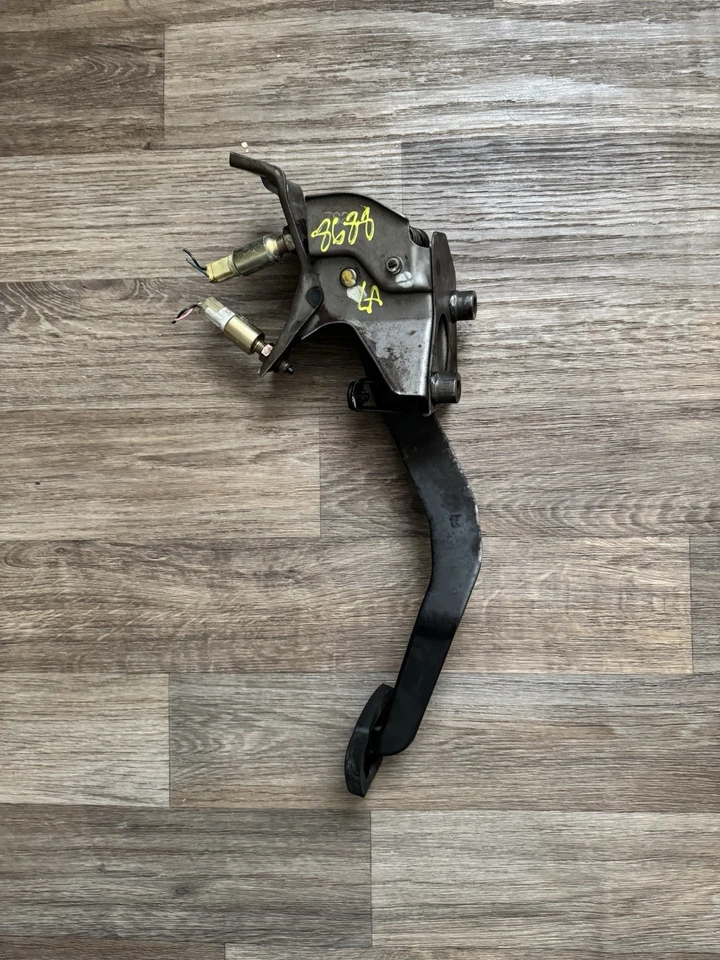 Pedal de embrague de transmisión manual Honda CR-V 1998-2001 con enchufes OEM Foto 2 de 4