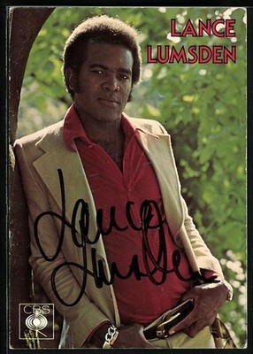 Ansichtskarte Musiker Lance Lumsden an einem Baum lehnend, Autograph 