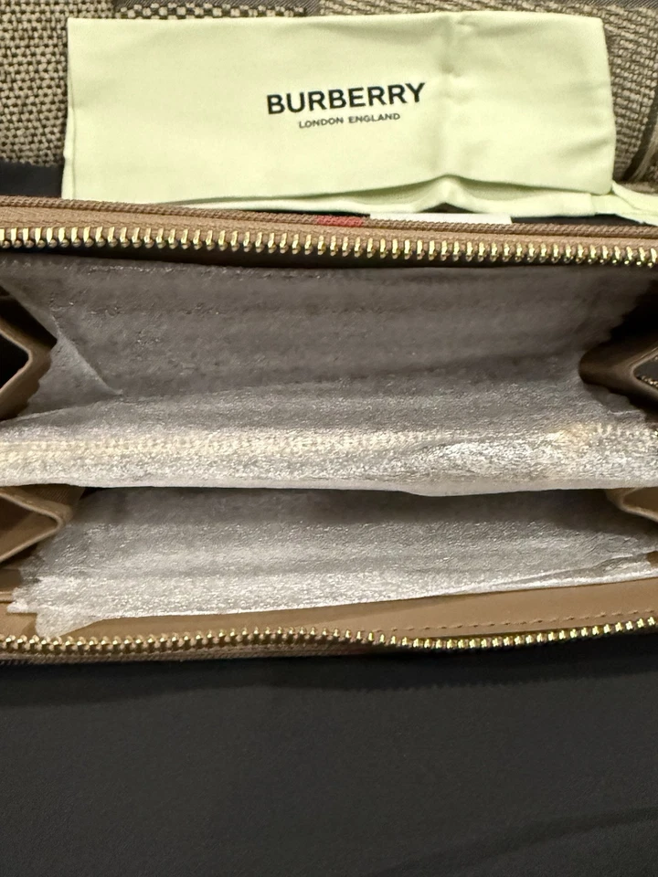 Cartera grande Burberry de lona y cuero con cremallera alrededor Foto 2 de 2