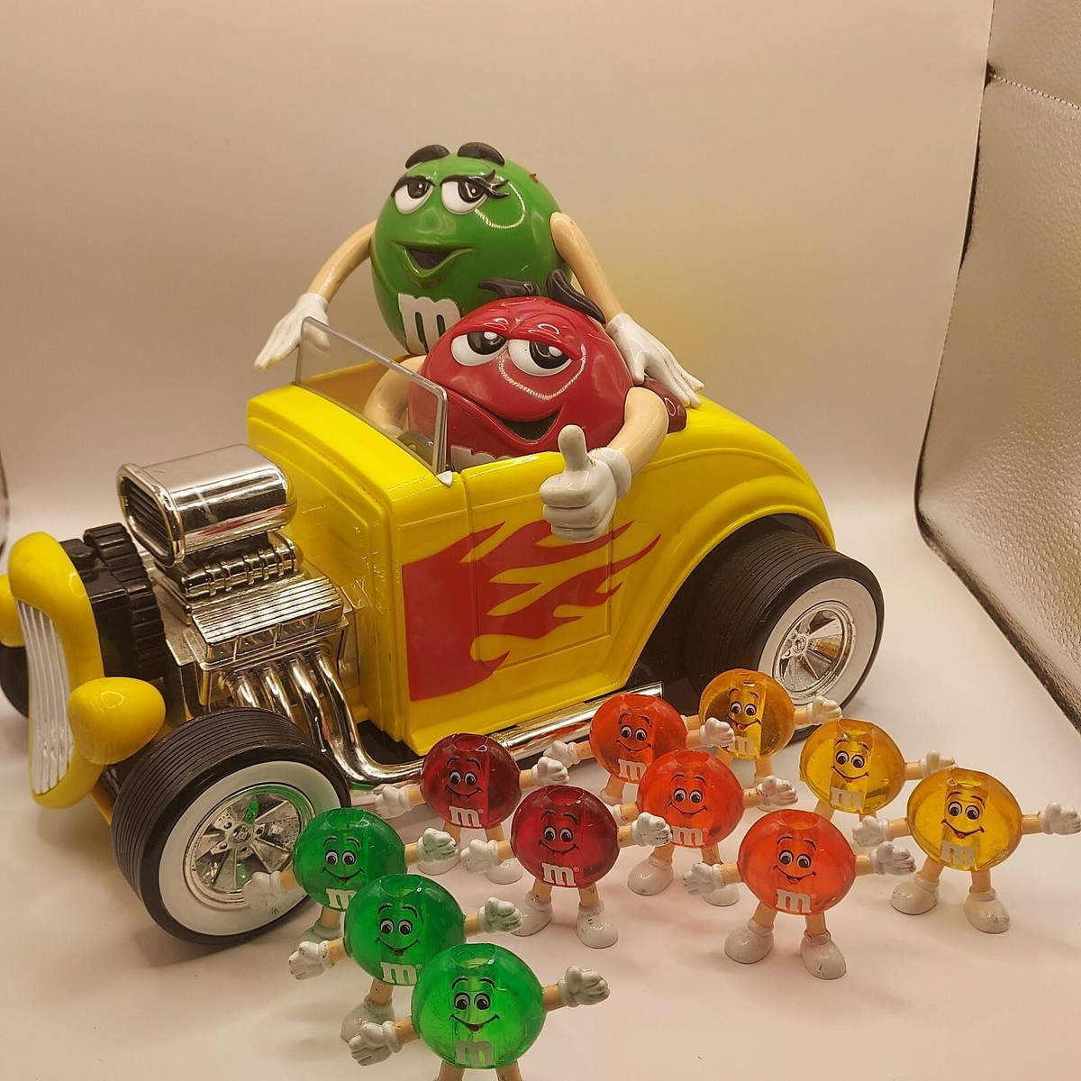 エムアンドエムズミニカー M&Ms Hot Rod Car Collectible Comes W/ 11 M&Ms Mini Plastic