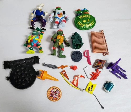 D-346 VINTAGE COLLECTION OF TEENAGE MUTANT NINJA TURTLES ACTION FIGURES & ACC.!