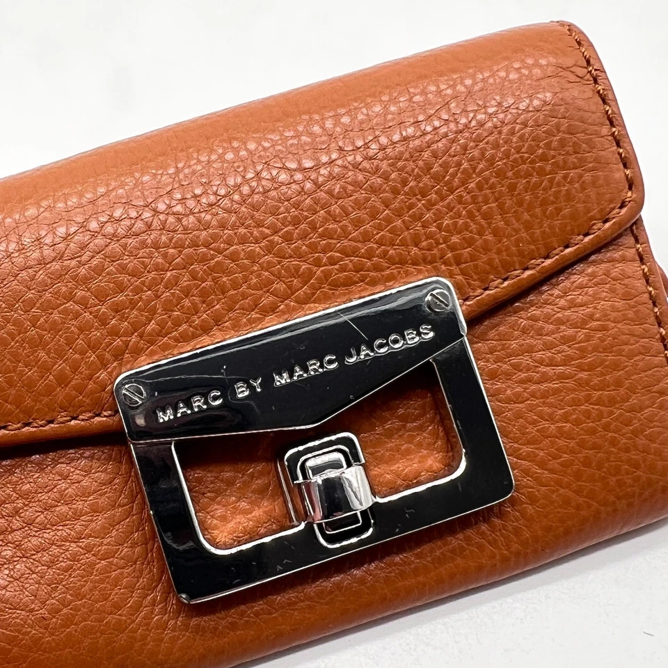 Cartera de cuero pequeña MARC JACOBS estuche para tarjetas marrón coñac bloqueo giratorio SLG Foto 3 de 4