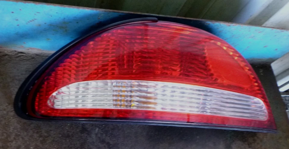 Ford Falcon EF Sedan Left Tail Light — 第 2/3 张图片