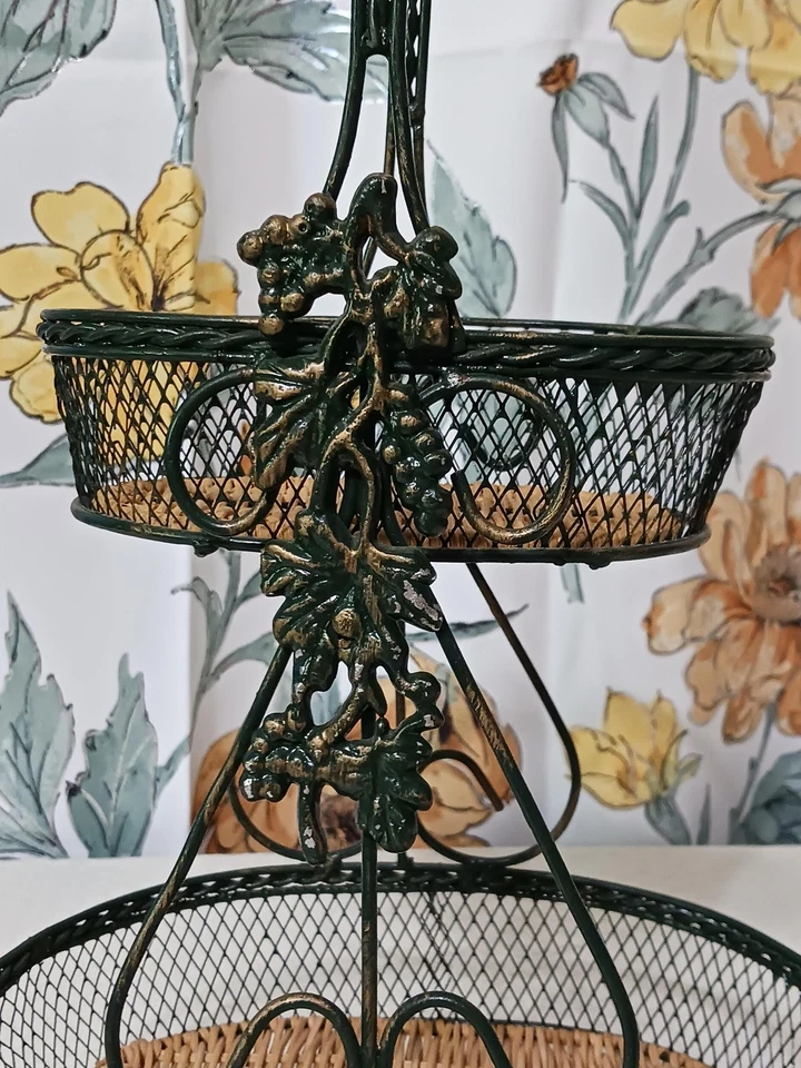 Soporte para cesta de frutas de alambre de metal de 2 niveles con inserciones de mimbre mango de vid verde Foto 2 de 4