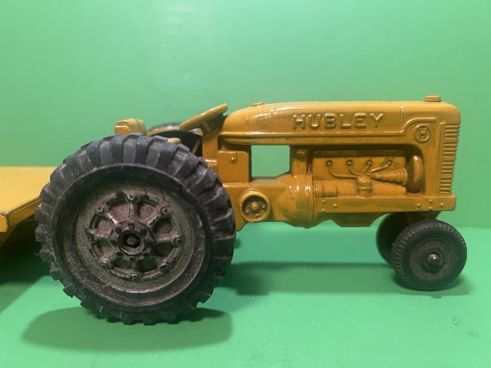 Trator de brinquedo vintage Hubley Farmall H com reboque de cama plana de 4 rodas - Imagem 2 de 4