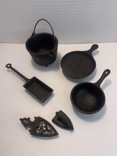 6 Pieces Of Toy Cast Iron Miniatures Skillet Pot With Handle Iron Trivet & More - Picture 1 of 11