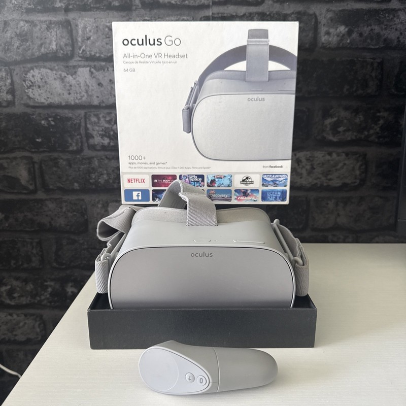Oculus Go 64GB VR Headset with Wireless Remote  & Box