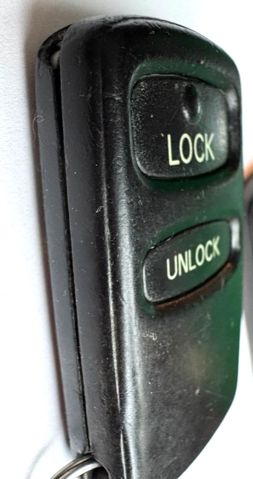 100% OEM 1997-2004 MITSUBISHI MONTERO SPORT KEYLESS REMOTE CAR FOB E4EG8D-522M-A - Image 2 of 4