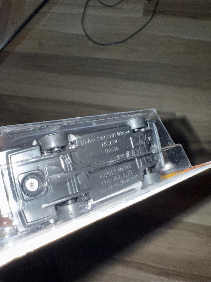 Hot Wheels 2025 - Volvo 240 Drift Wagon - ¡¡RARO ERROR DE REMACHADO ZAMAC!!! Foto 3 de 4