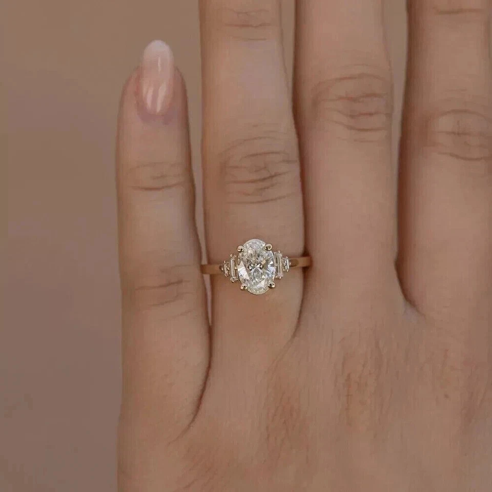 Anillo de boda de compromiso de diamantes de corte ovalado de 2 quilates enchapado en oro amarillo de 14 quilates Foto 3 de 4