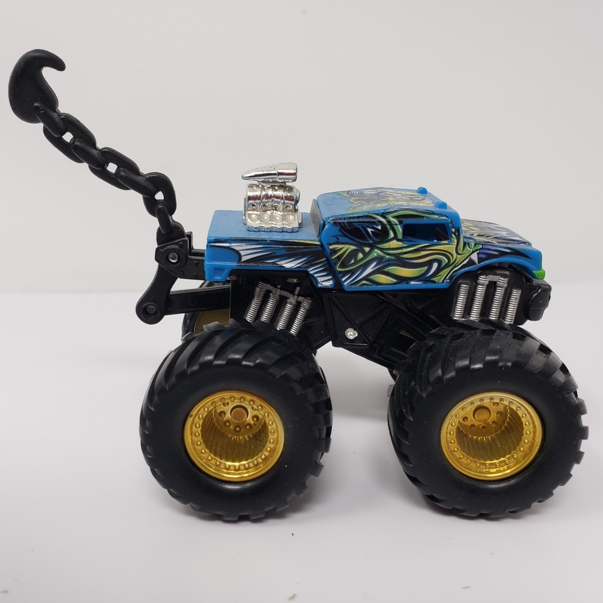 Mattel Hot Wheels Road Beast BAT Monster Truck TEETH Attack Pack