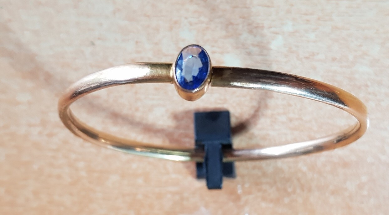 Año 1920. Pulsera aro rígida piedra azul. Metal buen chapado ORO. Peso 6,10 gr.