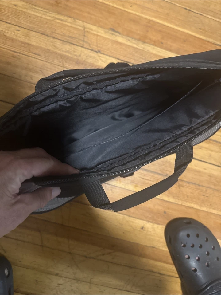 Bolsa carteiro Targus Laptop cinza/preto neoprene (CVR200) 16”X12” - Imagem 3 de 4