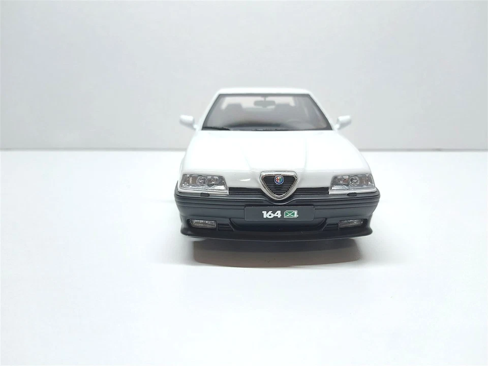 Alfa Romeo 164 Q4 Bianco del 1994 - 1/18 Triple9 - Immagine 2 di 4
