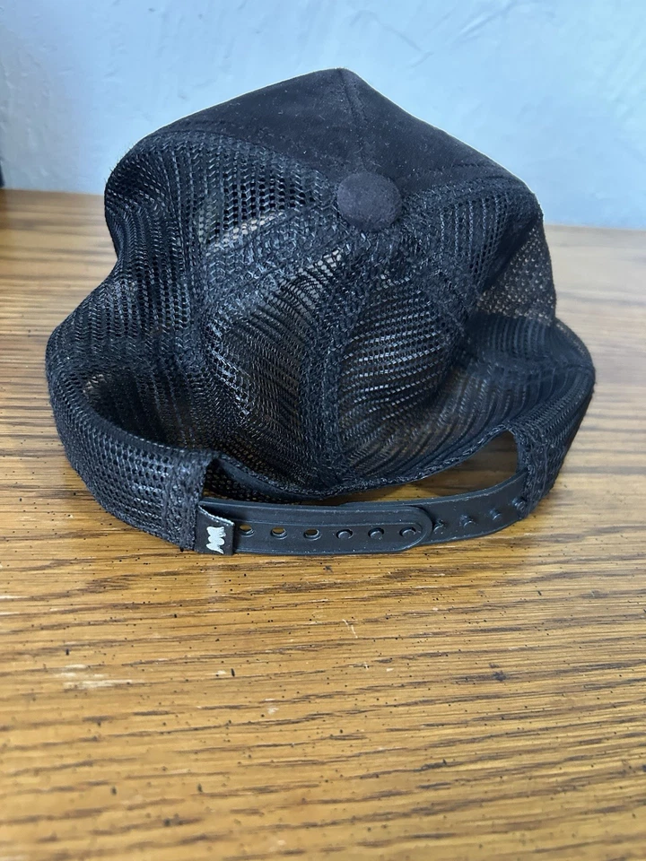 Sombrero de camionero Von Dutch de gamuza para hombre con espalda a presión negro/logo bronceado Foto 2 de 3