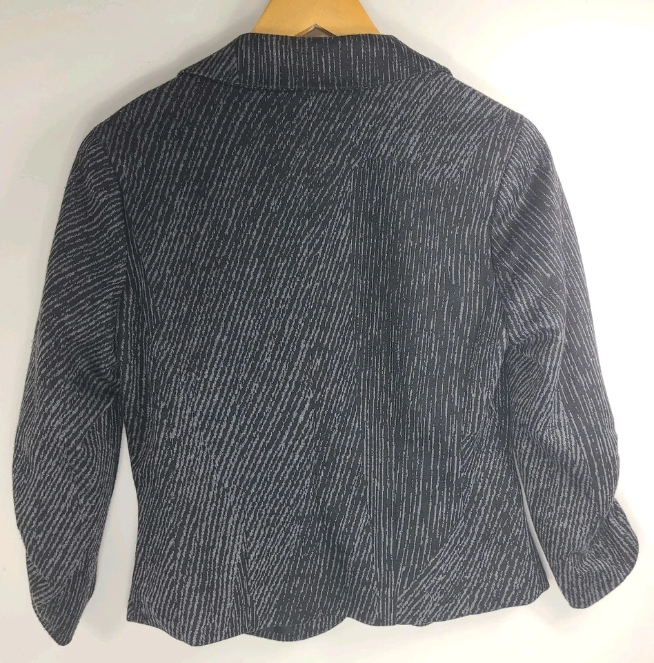 Chaqueta Blazer Forever 21 Rayas • Talla M • Usada en Excelente Condición • Elegante Textura Neutra Foto 2 de 4