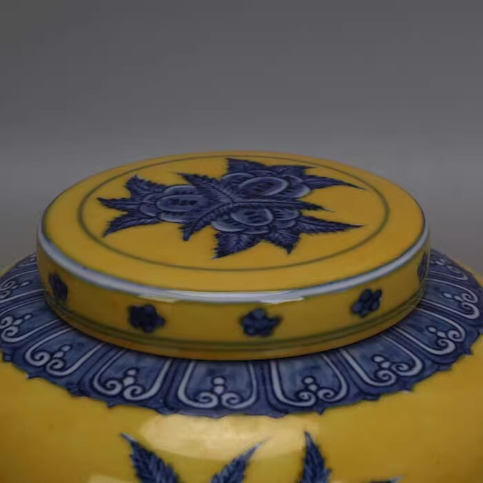 Chinese Ming Chenghua Yellow Glaze Porcelain Flowers Pattern Pot