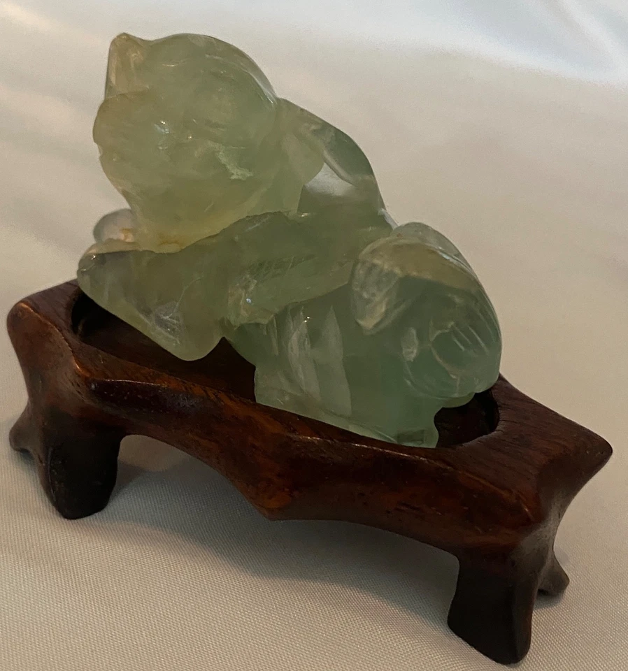 CHINO Tallado Verde Jade FOO DOG Guardián Estatuilla Escultura sobre Soporte de Madera Foto 3 de 4