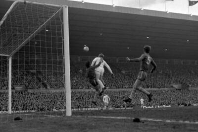 Chelsea Goalkeeper Peter Bonetti Colliding With Jones Of Leeds- 1970 Old Photo