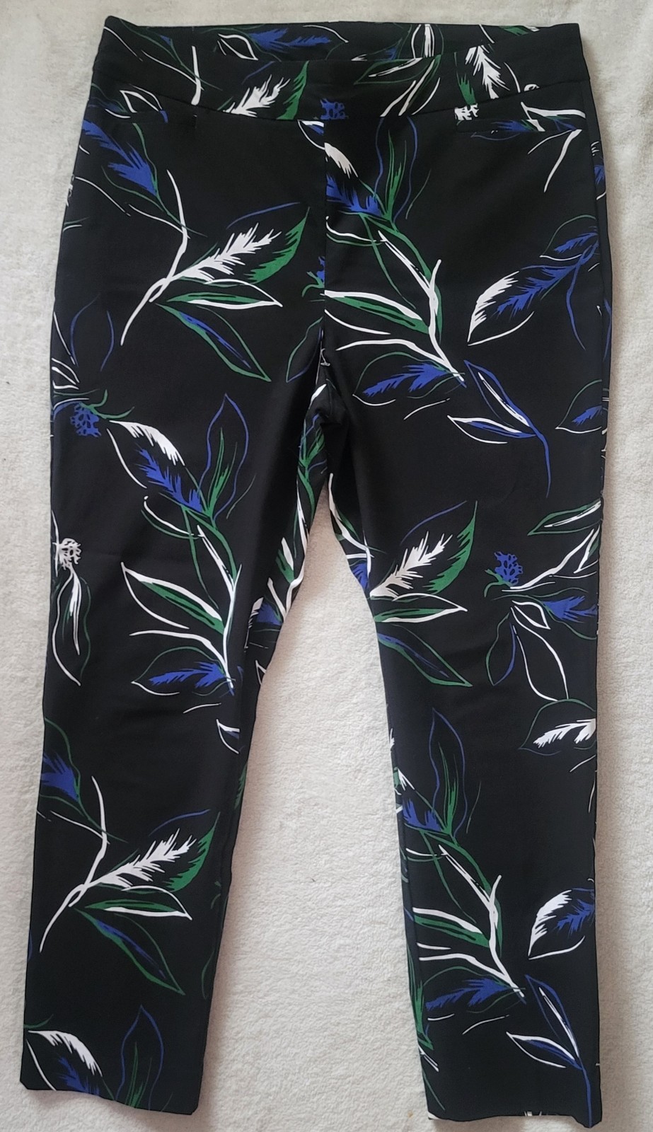 Chico's Floral Brigitte Women's Pull-on Ankle Pants Size 2.5R (14) Black Stretch