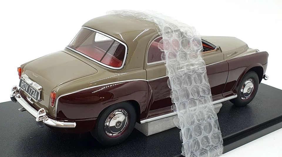 Cult 1/18 Scale CML173-1 - Rover 110 P4 - Grey/Maroon - Image 2 of 4