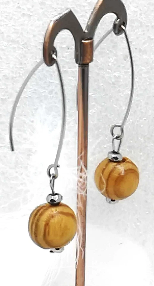 boucles d'oreilles naturelles, perles de bois douces, design féminin élégant - Photo 1/4