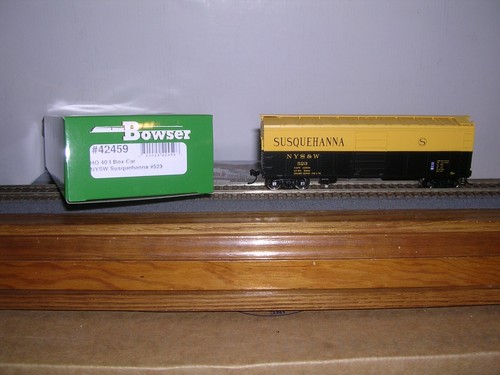BOWSER #42459 Susquehanna 40' AAR Box Car #523 "Verde y Amarillo" H.O. 1/87 | Zustand: New