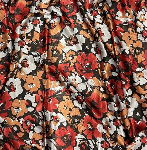 1.75 Yard Floral Satin Charmeuse High Quality Fabric 60” Width - 第 1/2 張圖片