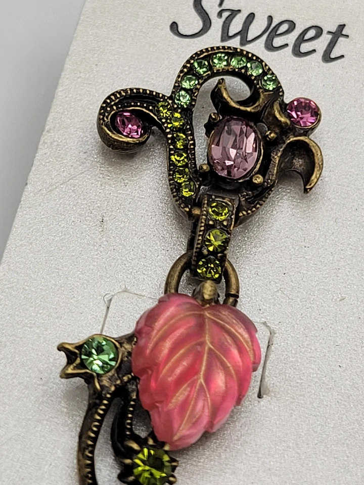 Pendientes colgantes de cristal con hojas de vidrio satinado Sweet Romance hechos en EE. UU. Foto 2 de 4
