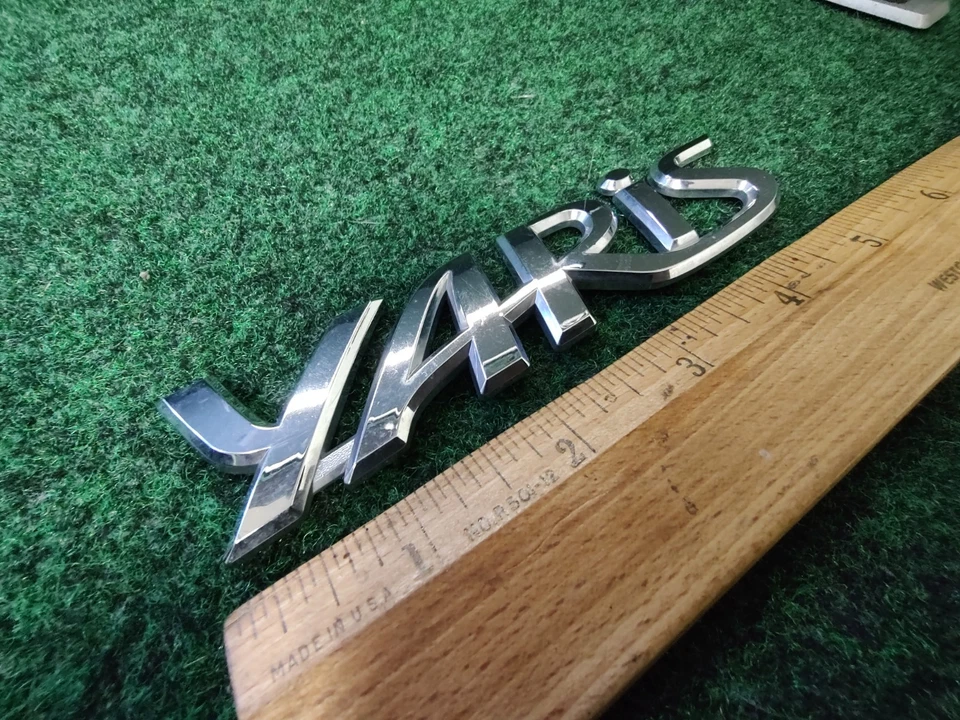 Toyota Yaris 2006-2011 emblema trasero logotipo insignia símbolo letras cromadas OEM 5S6 Foto 3 de 4