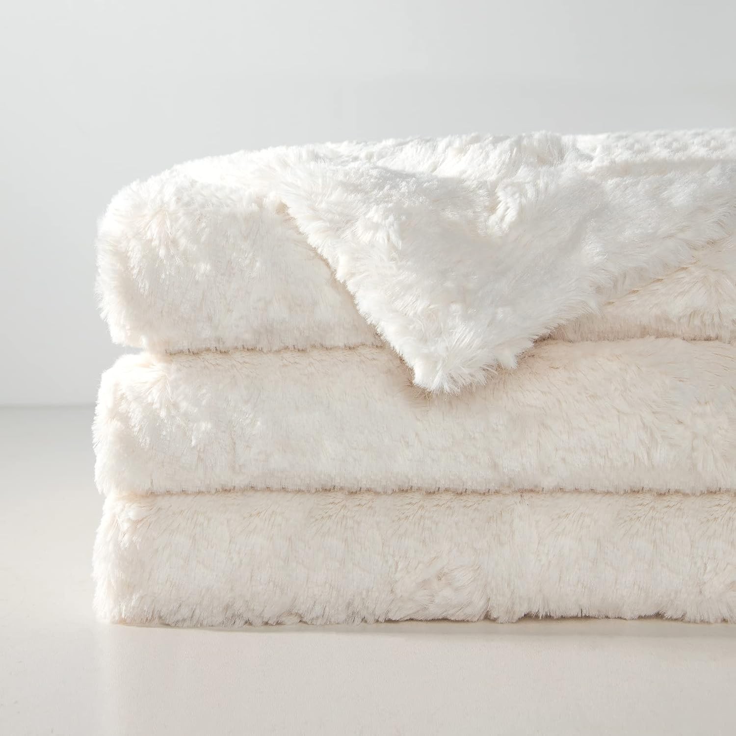 Luxurious Double-Sided Faux Fur Throw Blanket in Cream for Elegant Comfort