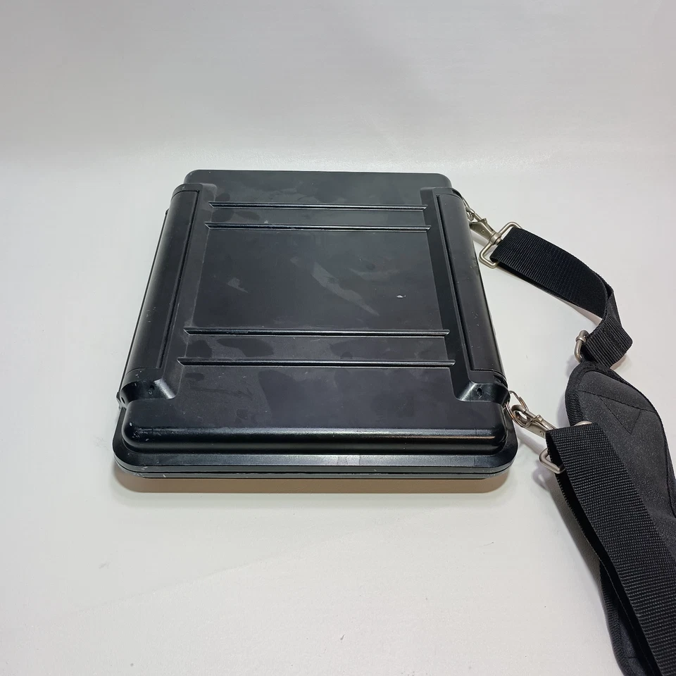 Водонепроницаемый жесткий чехол для ноутбука Pelican 1080 с плечевым ремнем - Изображение 2 из 4