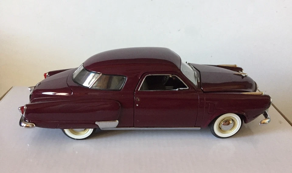 Danbury Mint 1951 Studebaker Commander Coupe Burgundy 1:24 Missing Door Handles - Image 4 of 4
