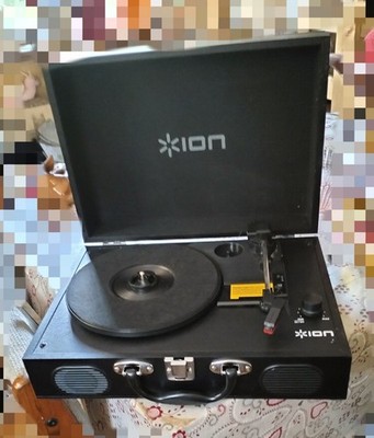 ION Audio Vinyl transportabler schwarzer Kofferplattenspieler Top Zustand