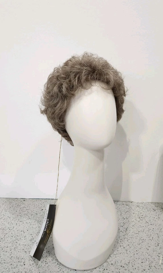 Peluca corta Petite Ivy de Tony Of Beverly 48 beige rubia gris rizada talla PETITE Foto 2 de 4