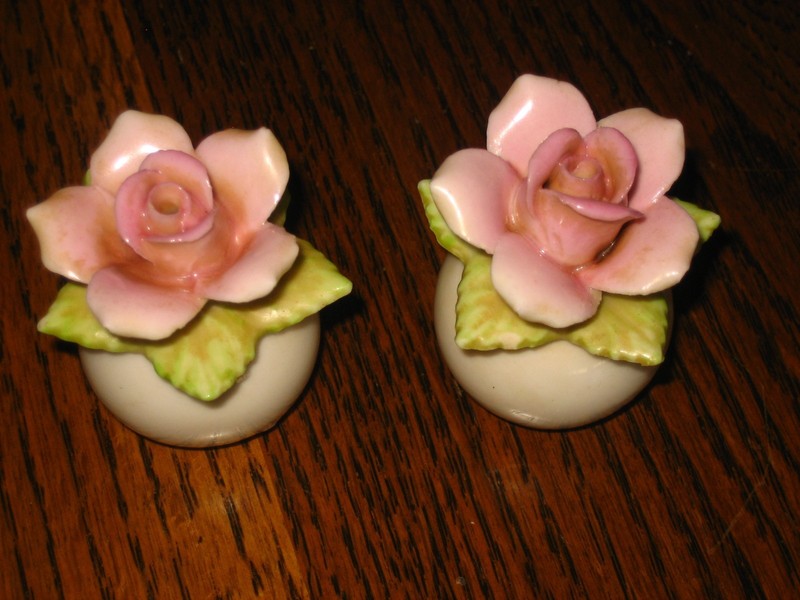 VTG. Cute Pink Roses Salt and Pepper Shakers 2" H Plastic Stoppers