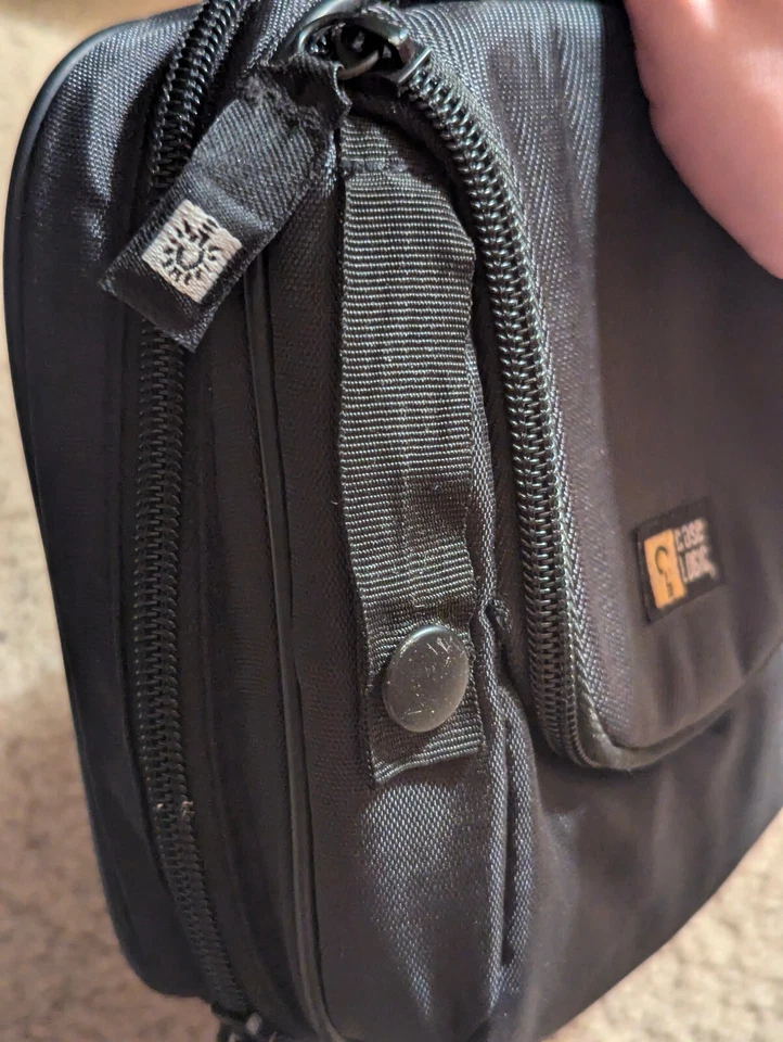 Estuche para reproductor de CD y CD de 24 discos CASE LOGIC, negro - enchufe frontal para auriculares Foto 3 de 4